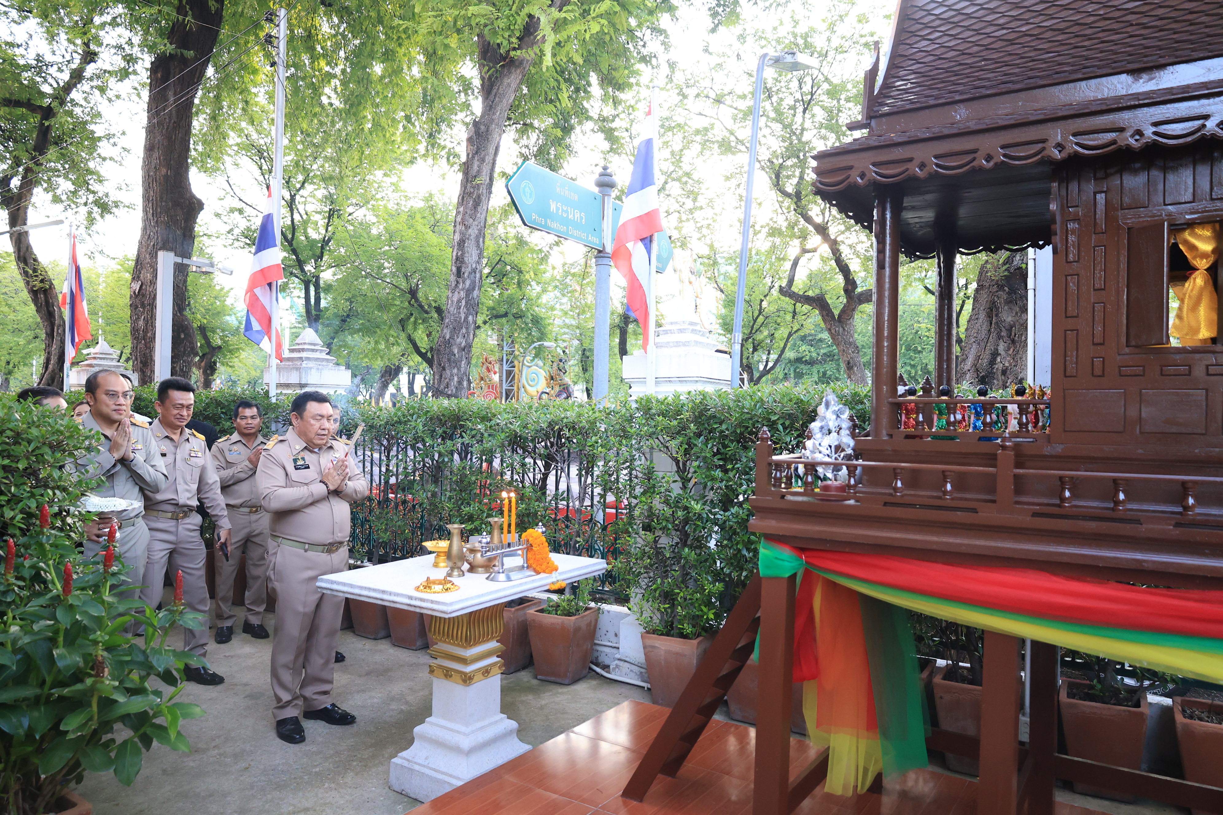 title - เลขาธิการ ส.ป.ก. และผู้เกษียณอายุราชการ สักการะสิ่งศักดิ์สิทธิ์ประจำ กระทรวงเกษตรและสหกรณ์ และ สำนักงานการปฏิรูปที่ดินเพื่อเกษตรกรรม เนื่องในโอกาสเกษียณอายุราชการ